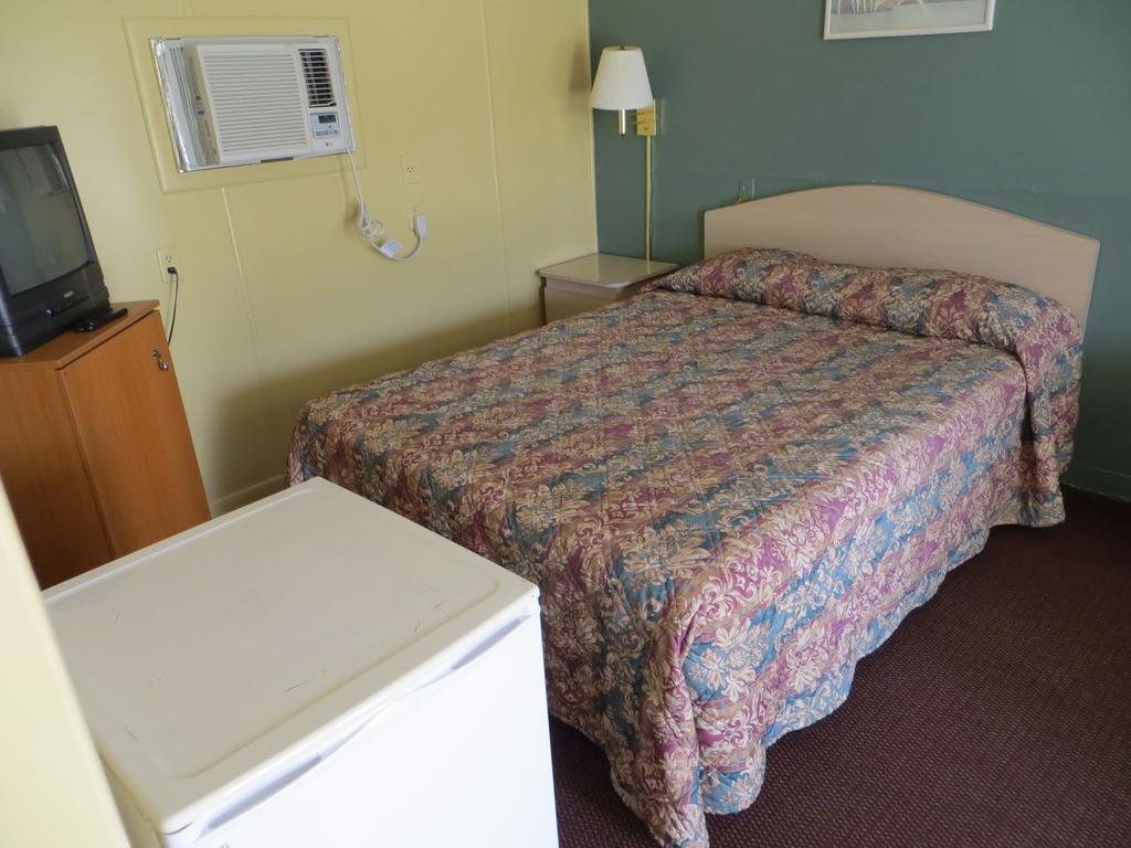 Travelers Inn Okeechobee Room photo
