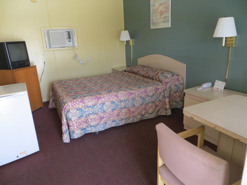 Travelers Inn Okeechobee Room photo