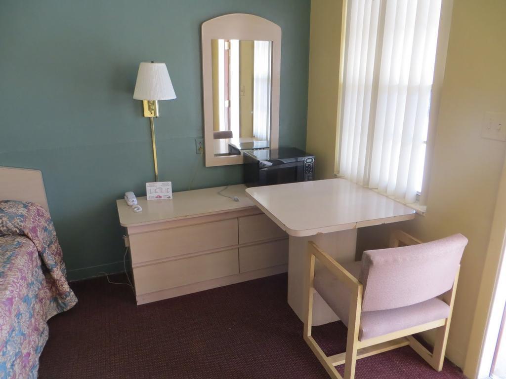 Travelers Inn Okeechobee Room photo